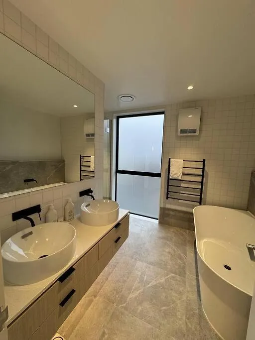 Black-Luxe Living In The Heart Of City Apartment Christchurch 0*,