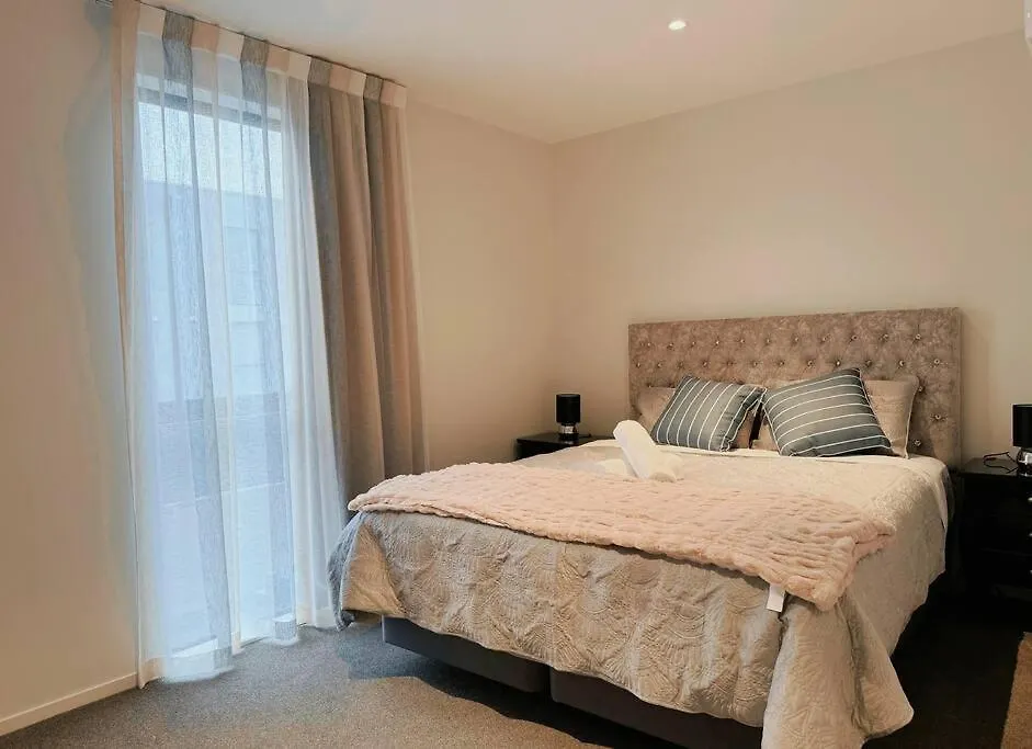 Black-Luxe Living In The Heart Of City Apartment Christchurch