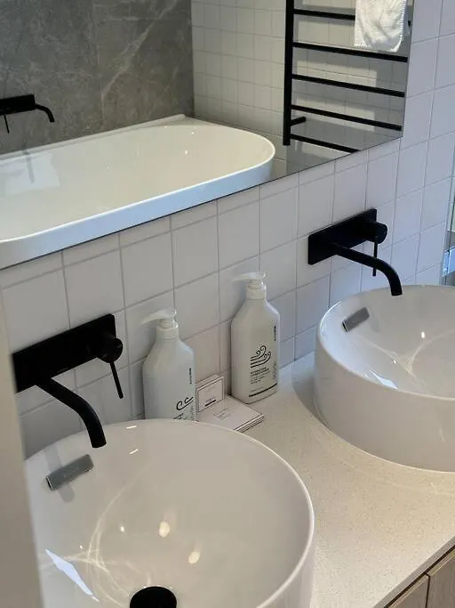 Black-Luxe Living In The Heart Of City Apartment Christchurch